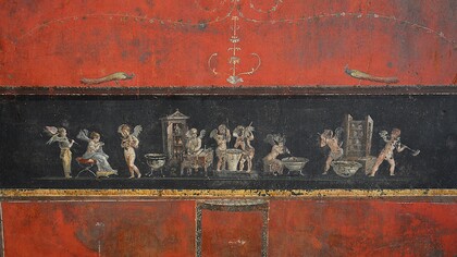 Affresco nella Casa dei Vettii rappresenta degli amorini profumieri che azionano una pressa per l'estrazione dell'olio mediante lunghi martelli, mentre una psyche mescola un recipiente posto sul fuoco e, presso un bancone con rotolo forse per i conti o con le ricette dei profumi, e bilancia, un cliente testa l'essenza sul dorso della mano. Regio VI, insula 15, civico 1. Pompei, Italia