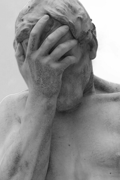 Esta profunda imperturbabilidad mental y emocional nos libera de aquellas amarguras generadas por el dogmatismo extremo