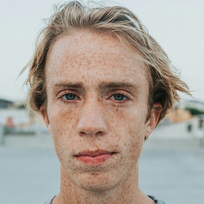 Ragazzo pensieroso. Il sistema digerente è un teatro silenzioso dove i nostri pensieri ed emozioni mettono in scena le loro opere più profonde