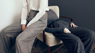 Dos mujeres con pantalón