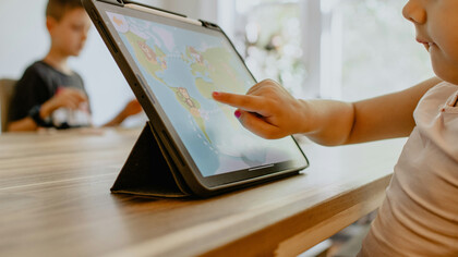El mobile learning o aprendizaje móvil utiliza dispositivos como teléfonos inteligentes y tabletas para facilitar la educación en cualquier lugar y momento