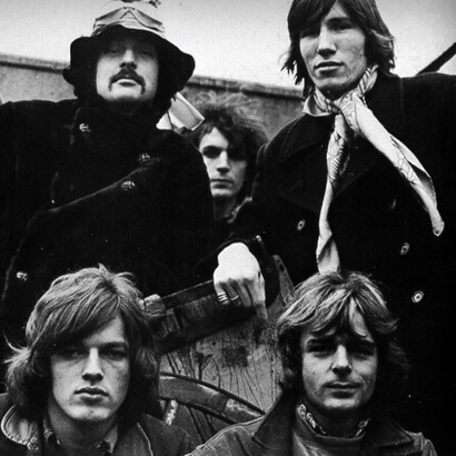 El grupo manifestó interés en colaborar con él, pero ciertas condiciones creativas impuestas por el director impidieron que eso ocurriera