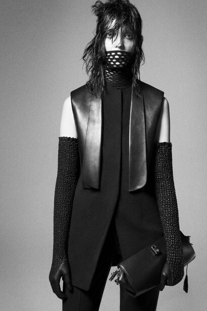 Modelo luciendo un diseño de Alexander Wang