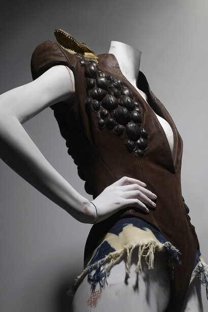 Diseño de Alexander McQueen expuesto en la muestra "Savage Beauty"