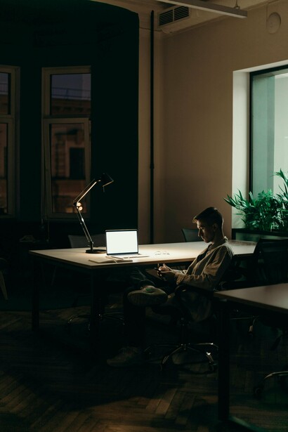 O tempo urge como uma constante chamada de atenção. Com a lentidão irónica dos ponteiros do relógio (ou dos números do ecrã do telemóvel, se forem como eu), apercebemo-nos de que uma hora pode ser uma eternidade quando estamos numa reunião que podia ter sido um email, mas voa em cinco segundos quando finalmente fazemos algo que nos é confortável