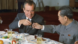 US President Richard Nixon and Chinese Premier Zhou Enlai toast, 1972