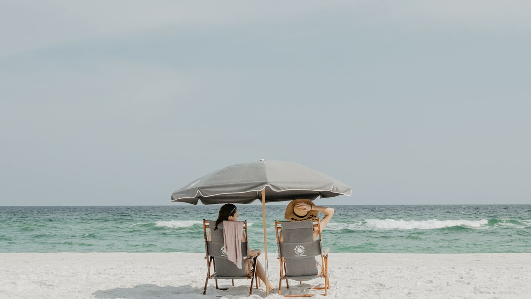 Due donne in spiaggia, come in attesa di un innamorato stanno aspettando il ritorno del cercatore di parole
