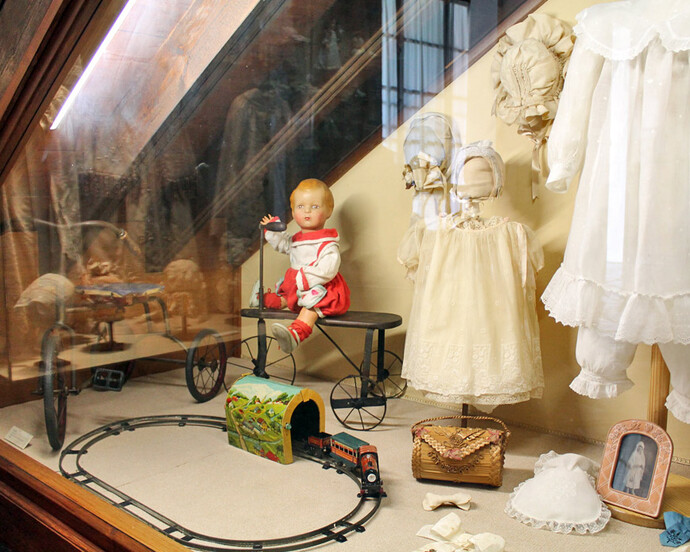Vida burguesa, Exhibition view. Courtesy of Museo Unicaja de Artes y Costumbres Populares