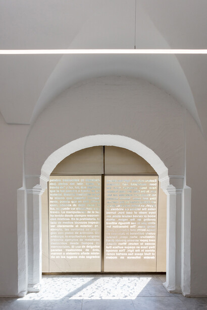 Ignasi Aballí, In ictu oculi, vista de exhibición. Cortesía del Centro Andaluz de Arte Contemporáneo. Foto por Pepe Morón