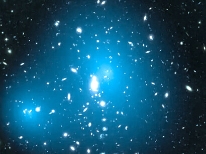 Fotografía del espacio con un efecto de lente gravitacional el cual se cree es consecuencia de la interacción gravitatoria con la materia oscura