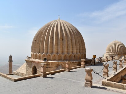 Mardin es una ciudad antigua que, como todos los asentamientos de la llanura mesopotámica entre el Tigris y el Éufrates, se remonta a las raíces mismas de la civilización humana. Madraza del sultán Isa, 2022, Mardin, Turquía
Cúpulas de la madraza del sultán Isa, 2000,  Mardin, Turquía