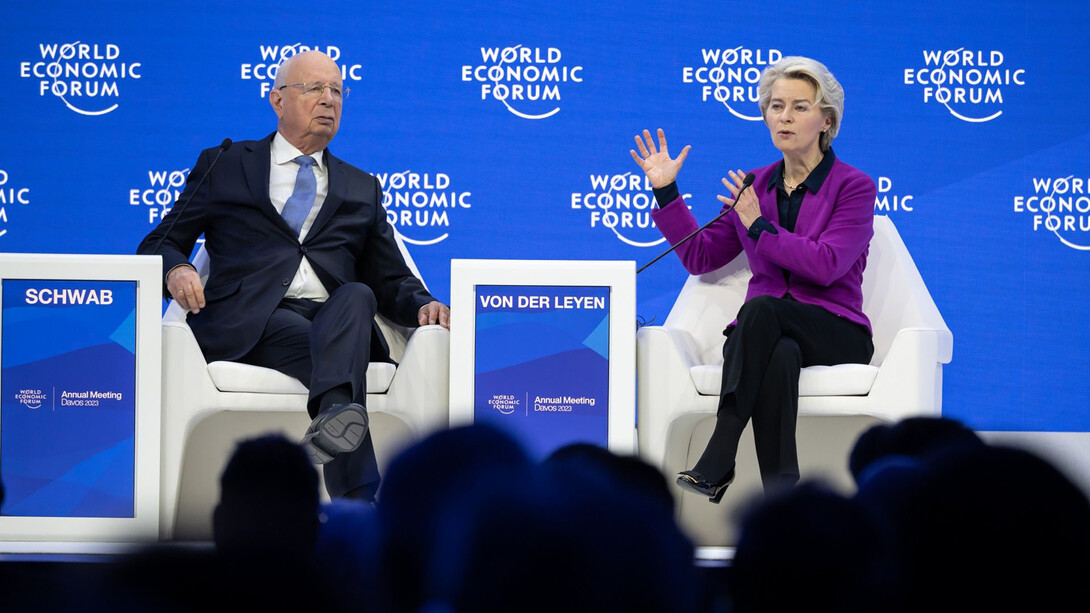 La présidente de la Commission européenne Ursula von der Leyen aux côtés de Klaus Schwab © Forum économique de Davos 2023