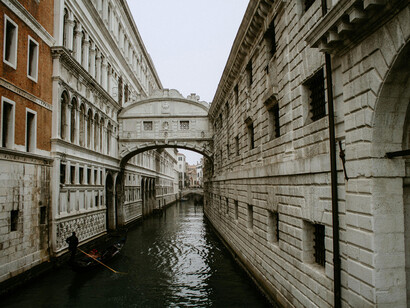 A Venezia la natura è sempre imbrigliata,  come i canali, racchiusi dagli edifici, o i giardini, delimitati da mura, perché questo sito impossibile nasconde il suo essere più profondo, forse il suo voler sembrare una città 