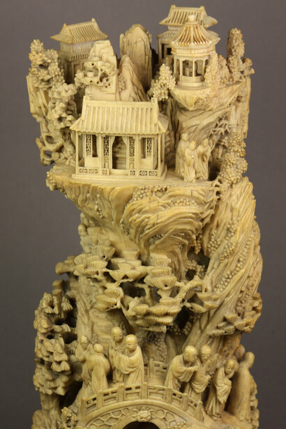 Miniature mountain 902/585 Qing dynasty, eighteenth to nineteenth century H 31 cm, D 13.5 cm