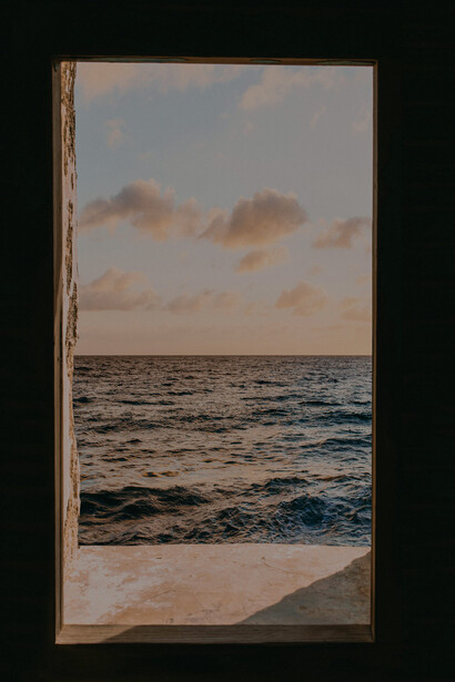 Vista para o mar de dentro da casa de praia