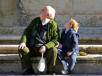 Abuelo junto a su nieto