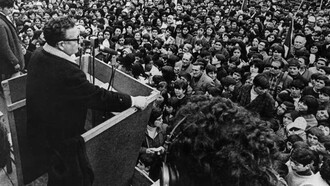Salvador Allende dando un discurso ante simpatizantes durante una concentración de la Unidad Popular, Santiago, Chile