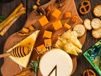  L’alimentazione onnivora include una varietà di cibi sia di origine animale, come carne, pesce e latticini, sia di origine vegetale, come frutta, verdura, cereali e legumi