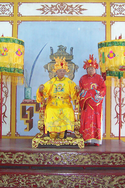Madame Thị Mot VO et Monsieur Ky Hoa PHO, les parents de Kim Chi Pho. Un ambassadeur chinois fut envoyé chez le prince des Mongols, avec qui la Chine était en guerre depuis quelques années, pour parler de paix