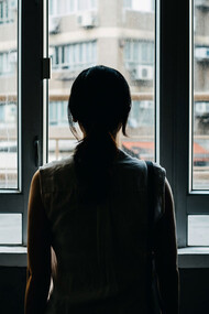 El aislamiento impide a la persona obtener los muchos beneficios que las relaciones sociales ofrecen