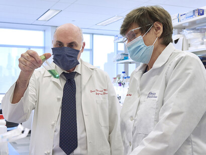 Katalin Karikó y Drew Weissman en el laboratorio de la Universidad de Pensilvania