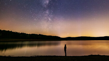 Hombre mirando la Vía Láctea