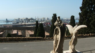 Cementerio de Montjuïc, diseñado por Leandre Albareda e inaugurado en 1883, alberga monumentos y esculturas modernas, modernistas, neogóticas, realistas y neo-egipcias que reflejan el patrimonio cultural y los valores históricos de la ciudad, Barcelona, España