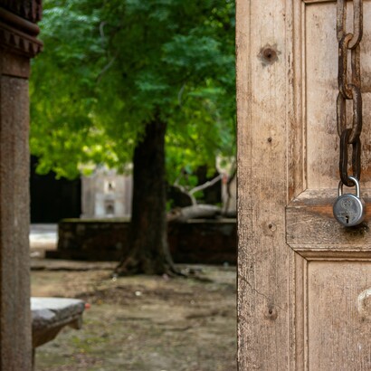 Ogni porta che si apre lascia entrare qualcosa: una persona, un futuro o il coraggio di ricominciare