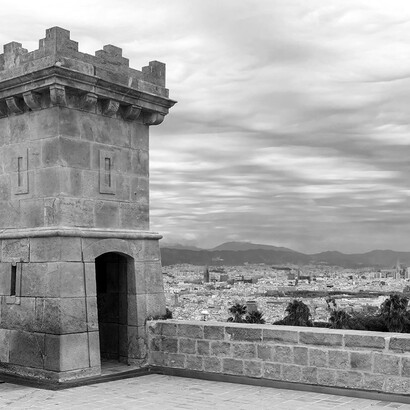 La inmensa terraza está abierta a los cuatro vientos, ofrece las mejores vistas hacia el mar, las montañas y la gran ciudad