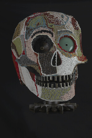 Ettore Saccà, Teschio, 65 x 83 x 80 cm, mixmedia, struttura metallica, silicone policromo, 2014