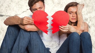 Una pareja con un corazón roto