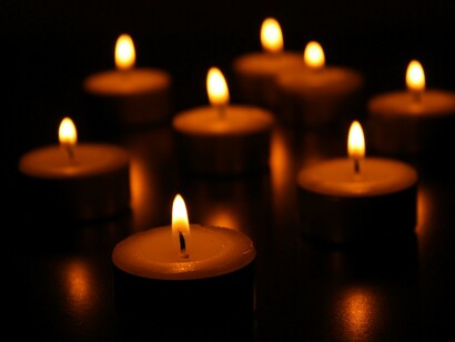 Os monoteístas tinham uma visão diferente. As sociedades que se comunicavam com um único Deus viam os homens (e em menor escala as mulheres) como filhos de Deus e, portanto, tendo uma criação divina igualitária, o que os afastava da sociedade de seres superiores e inferiores do paganismo. As culturas monoteístas possuíam suas próprias hierarquias sociais, mas sua ideologia pregava uma forma de igualdade moral que não estava presente no resto do mundo da época


