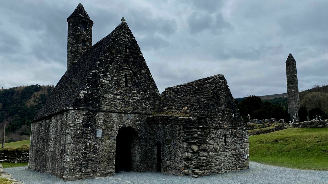 Un recorrido por el histórico valle de Glendalough revela antiguas torres de piedra y cruces celtas envueltas en leyendas de santos y fantasmas. Iglesia de San Kevin, Glendalough, Irlanda