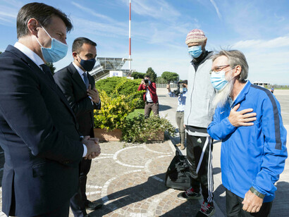 Padre Maccalli e Nicola Chiacchio col premier Conte e il ministro degli Esteri Di Maio all'arrivo all'aeroporto