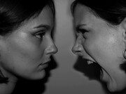 Instabilidade emocional. Você já parou para pensar em como suas emoções afetam suas decisões e relacionamentos? A inteligência emocional é a chave para entender essa influência de forma profunda e prática. Imagine a capacidade de perceber e entender suas próprias emoções e as dos outros, e usar esse conhecimento para melhorar suas interações e decisões diárias. Isso é exatamente o que o conceito de inteligência emocional oferece