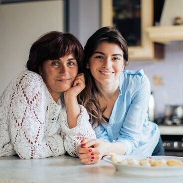 Mãe e filha juntas durante o preparo de doces para o aniversário