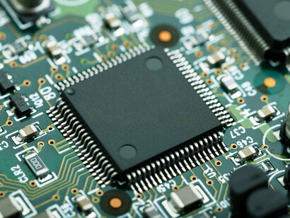 This detailed view of a computer processor illustrates the fine-tuned technology necessary for quantum algorithms to optimise complex systems like traffic flow and supply chains