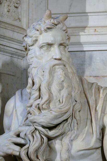 Genialità e improvvisazione: Michelangelo e il 'Mosè' con le corna, un'analisi dell'errore di traduzione nella Bibbia
