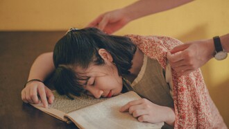 Mãos que cuidam de um familiar cansado enquanto estudava com afinco
