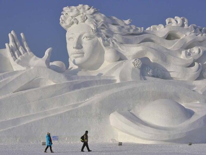 Escultura de nieve en la montaña