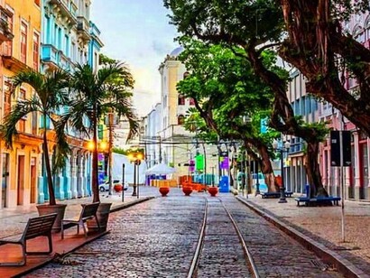 Rua do Bom Jesus, em Recife, considerada uma das mais bonitas do mundo. Imagine o sujeito ser devoto de São João Batista e morar na Rua São Clemente: uma frustração... Ou ser de uma religião que não acredita em santos e morar na Rua Santa Clara, ou na Avenida Nossa Senhora de Copacabana, ou pior ainda, na esquina das duas: o endereço da descrença