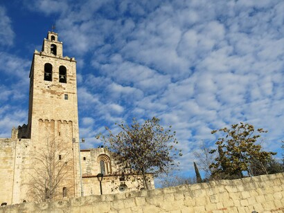 El crecimiento urbano de la ciudad de Sant Cugat del Vallès ha sido imparable durante el siglo XX y XXI. Monasterio de Sant Cugat del Vallès, campanario, Barcelona, España