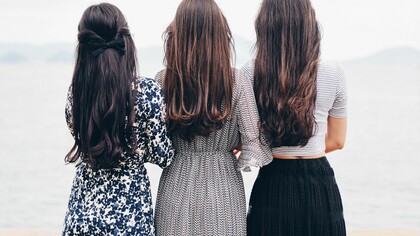 Tres mujeres de espaldas