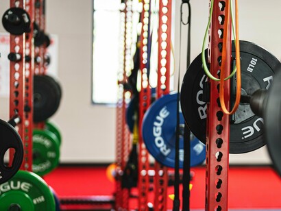 Academia de musculação. O que muita gente não sabe é que grande parte da rotina de qualquer atleta de elite envolve horas na academia e sessões regulares de fisioterapia. Isso mesmo – eles não estão só correndo, pulando ou jogando bola