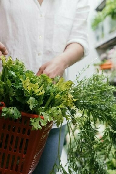 Cores verdes, imagens de folhas, grãos ou frutas frescas, palavras em destaque como “natural”, “fit”, “artesanal”. Muitas vezes, quando viramos a embalagem para ler a lista de ingredientes, percebemos que aquele produto está longe de ser nutritivo ou equilibrado nutricionalmente. E a indústria sabe que nem todo mundo vai virar a embalagem. No final, com a pressa do dia a dia, o impacto visual é o que decide a maioria das compras, né?