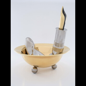 Giorgio Laveri, Stylò coupe, 2016, ceramica smaltata con interventi al terzo fuoco in oro zecchino e platino, cm. 38x35x35,  ph. Walter Graneri