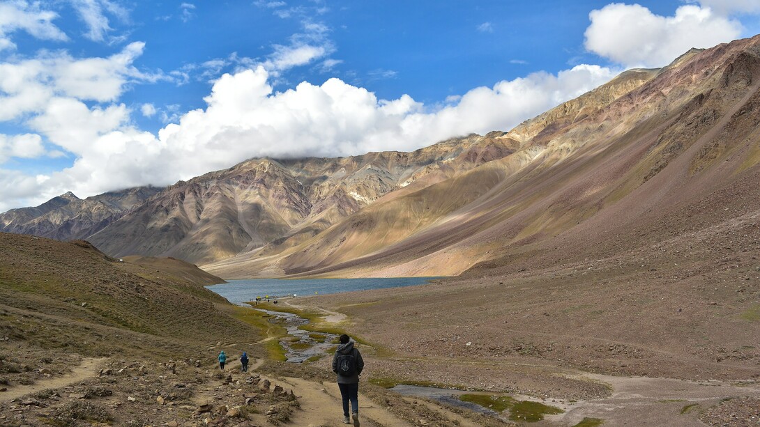 Base de la Cordillera del Himalaya, India. Una lectura temprana puede abrir un viaje interior que deja marcas duraderas, incluso cuando la experiencia narrada pertenece a otro