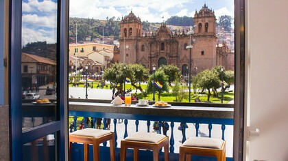 Vista a la Plaza de Armas desde el Plaza Café. Explorar las cafeterías de Cusco es una forma deliciosa y acogedora de conocer la ciudad desde otro ángulo, entre aromas reconfortantes y gestos humanos que dejan huella