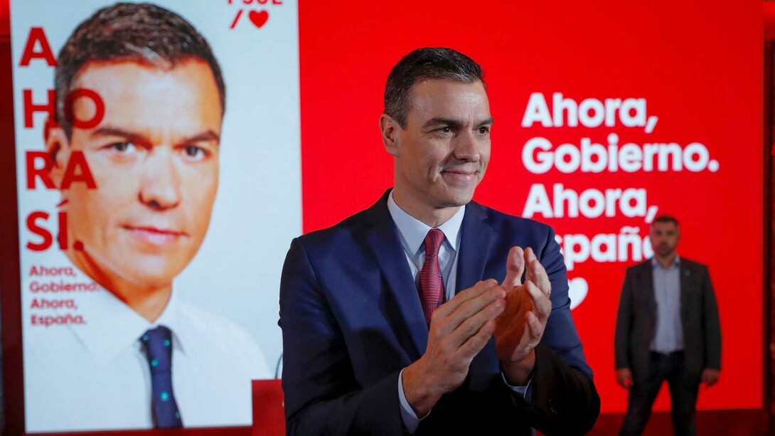 Pedro Sánchez delante del nuevo cartel electoral del PSOE