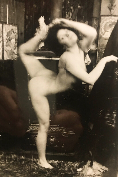 Alphonse Mucha. Dans son atelier transformé en studio photographique, il s’inspire des poses des modèles qu’il capte en noir et blanc, pour nous offrir les mouvements de la vie